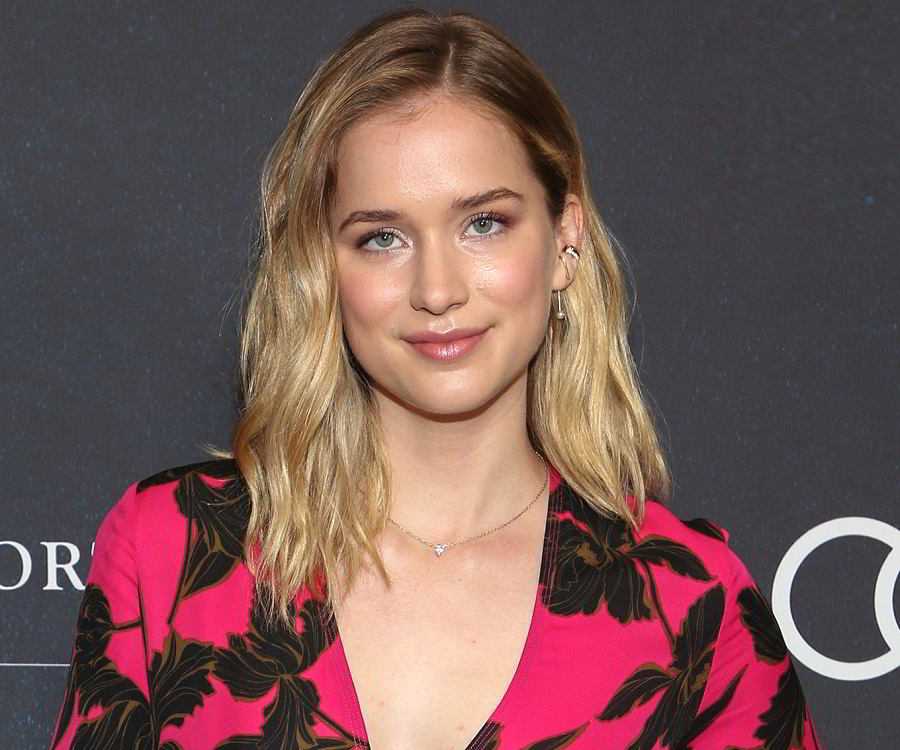 Married elizabeth lail wiki-bio, net worth, height, husband & kids.